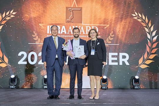 Der IERA Award 2025 geht an «OTTO by Rockwell Automation» (v. l. n. r.): Takayuki Ito, IFR President; Ryan Gariepy, Rockwell Automation; Susanne Bieller, IFR General Secretary.(Bild:  KAR)