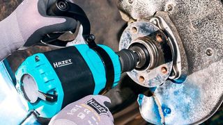 Der Schlagschrauber 9013 TT ist mit einem maximalen Lösemoment von 4.100 Newtonmetern der derzeit stärkste im Hazet-Programm. (Hazet)