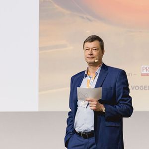 PROCESS-Chefredakteur Dr. Jörg Kempf begrüßt die Permiere-Teilnehmer und gibt einen Überblick über das spannende Tagesprogramm.(Bild:  Stefan Bausewein)