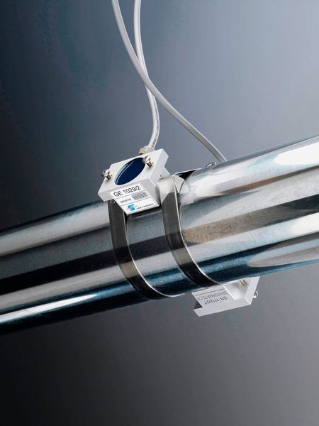 Der Aufpress­sensor GE1029 wird paarweise montiert, wobei beide Module zur Biegungskompensation genau gegenüberliegen müssen. (Sensormate)