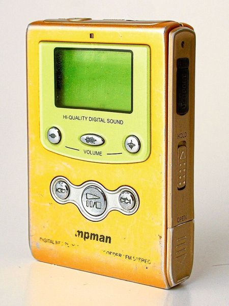 Dank des digitalen Audio-Codecs MP3 konnte Musik effizient und verlustfrei komprimiert werden. Tragbare Geräte verdrängten schon bald den Walkman, Discman und die gerade eingeführte Mini-Disc. (gemeinfrei)