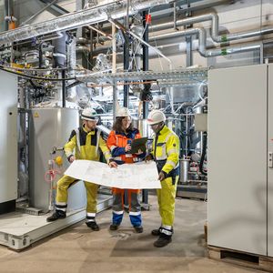 Johannes Neidel (Fraunhofer Umsicht) bei einer Testkaskade der Anlage am RWE Forschungsstandort Niederaußem(Bild:  RWE)