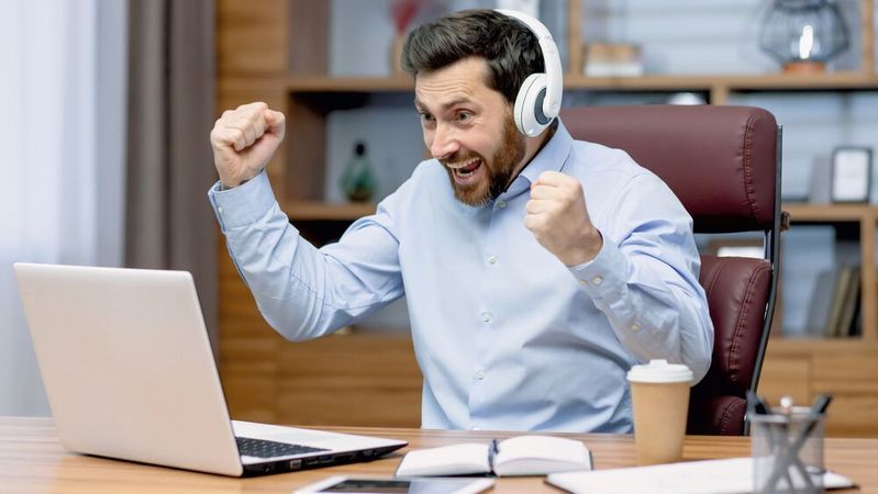 B2B-Auktionsunternehmen wollen Angebot und Nachfrage gut aufeinander abstimmen. Das könnte bei der Vermarktung von gebrauchten E-Fahrzeugen vorteilhaft sein.(Bild:  © liubomir – adobe.stock.com)