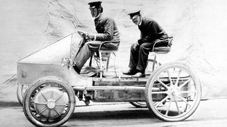 Der hybride Elektrowagen Lohner Porsche „Semper Vivus“  wird im Jahr 1900 auf der Pariser Weltausstellung vorgestellt. (Porsche)