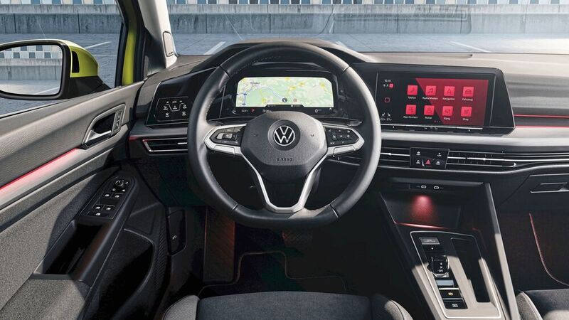 Schon in der Basisausstattung glänzen vor dem Fahrer großflächige Bildschirme mit volldigitaler Anzeige. (Volkswagen)
