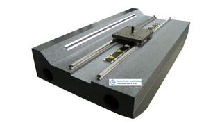 Genauigkeiten bis zu 0,1 mm Ebenheit könnten mit Nanodur direkt aus der Schalung heraus produziert werden. Hier ein Maschinenbauteil aus Innocrete von Johann Fischer Aschaffenburg. (Bild: JFA)