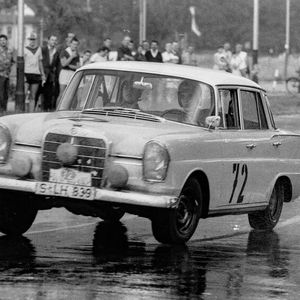 Bei der 23. Internationalen Polen-Rallye vom 31. Juli bis 4. August 1963 holten Dieter Glemser und Martin Braungart mit dem Mercedes-Benz 220 SE mit der Startnummer 72 den Gesamtsieg.(Bild:  © Mercedes-Benz AG)