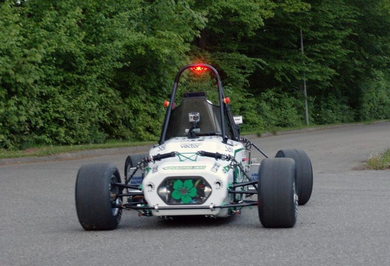 Das Bild zeigt den Rennwagen E0711-4 auf der Fahrt. (Bild: Green-Team)