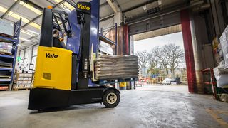 Mit dem Schubmaststapler MRO16-20 bringt Yale Lift Truck Technologies ein Logistiksystem an den Start, das sowohl im Innen- als auch im Außenbereich alle heutigen Anforderungen erfüllt, wie der Hersteller sagt. Hier mehr dazu ... (Bild: Yale)