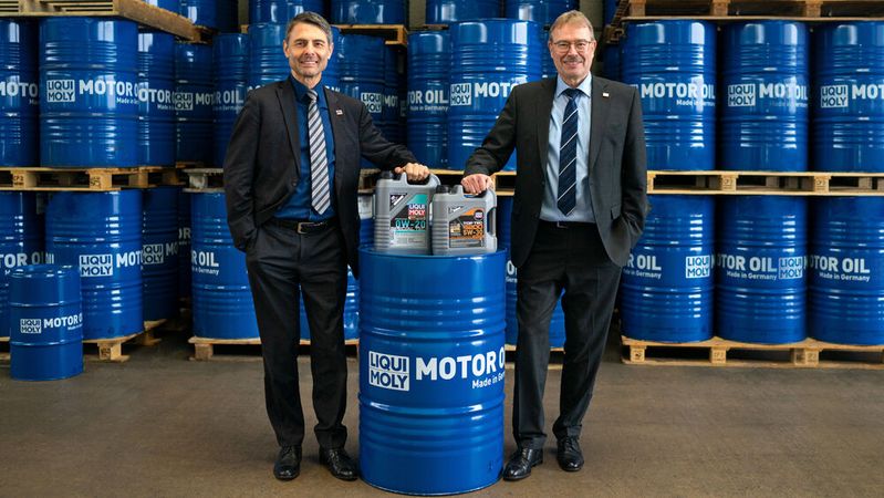 Die beiden Geschäftsführer Dr. Uli Weller (links) und Günter Hiermaier zeigen sich zufrieden mit dem Jahresergebnis.(Bild:  Liqui Moly GmbH)