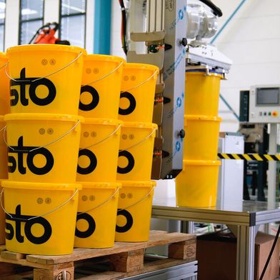 Präzise gestapelt, exakt positioniert: Der Palettierroboter setzt die 18-Liter-STO-Eimer in sauberen Dreier-Stapeln auf die Europalette – mit einer Taktzeit von nur noch vier Sekunden pro Gebindegruppe. (Bild: Koch Robotersysteme )