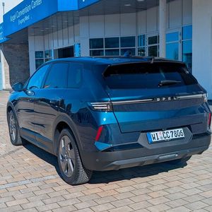 Mit 4,65 Metern hat der Grandland in der zweiten Generation fast 20 Zentimeter an Länge zugelegt. Damit liegt er recht genau zwischen VW Tiguan und Tayron.(Bild:  Mauritz – VCG)