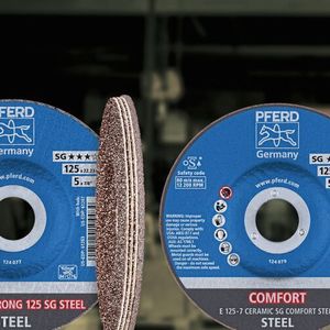 Vereinen Handling und Funktion einer klassischen Schruppscheibe mit zusätzlichen Schleifmittellagen. Die Pferd-Werkzeuge CC-Grind-Strong (links) und daneben der Typ Ceramic-SG-Comfort.