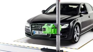 Werkstätten sollten zeitnah die Abnahme eines Scheinwerferprüf- und Einstellplatzes sowie eines  Bremsenprüfstands beauftragen. (Bosch)