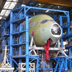 Testgerüst für Belastungsversuche des neuen Giganten der Lüfte, Airbus A380. Für Konstruktion, Fertigung, Farbkonservierung und Montage sind die Calbenser Spezialisten verantwortlich. Bild: Stahlbau Calbe