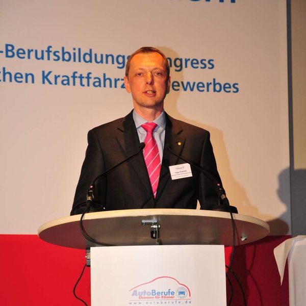 Ingo Fischer, Sales Manager für das Consumer Lubes Geschäft (Pkw- und Zweirad-Schmierstoffe) von Shell Deutschland, ehrte als Laudator die Gewinnerbetriebe der Kategorie II. (Archiv: Vogel Business Media)