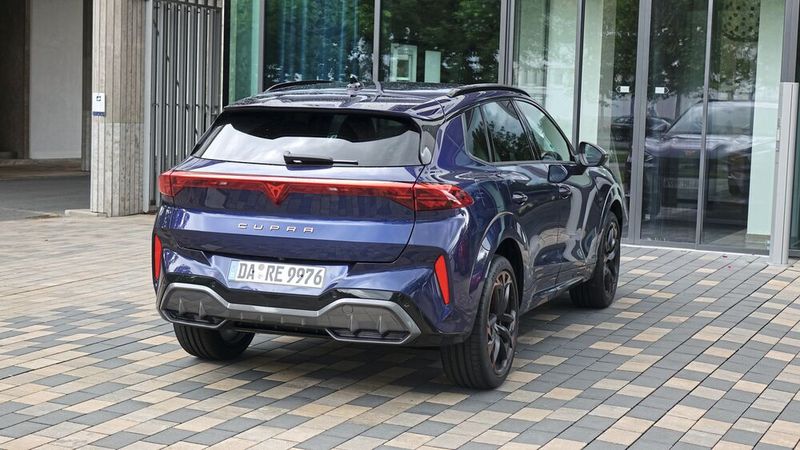 Sowohl die Front als auch das Heck folgen dem derzeitigen Fahrzeugdesign der Marke Cupra. (Bild: Rosenow)