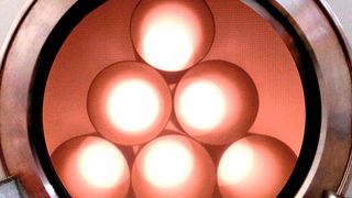 Bild 1: In der kubischen Plasmakammer mit 1 m Seitenlänge werden Bauteile innen und außen beschichtet. Die Beschichtung der Innenflächen ist unproblematisch. (Bild: Surcoatec)