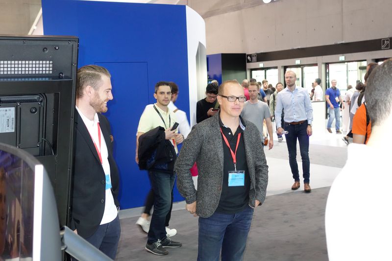 Wen hab ich da auf dem Samsung Stand entdeckt - (l.) Max Muth und Alex Kaufinger, Logitech. (Bild: IT-BUSINESS)