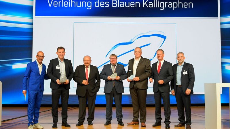Die feierliche Verleihung des Blauen Kalligraphen auf der Bundestagung: (v. l.) Michael „Goofy“ Förster (Moderator), Gerald Weil (Preisträger), Jürgen Karpinski (ZDK-Präsident), Werner Blohm (Preisträger), Michael Schneider (Preisträger), Arne Joswig (ZDK-Vorstand) und Michael Radig (Fuchs Lubricants Germany). Die feierliche Verleihung des Blauen Kalligraphen auf der Bundestagung: (v. l.) Michael „Goofy“ Förster (Moderator), Gerald Weil (Preisträger), Jürgen Karpinski (ZDK-Präsident), Werner Blohm (Preisträger), Michael Schneider (Preisträger), Arne Joswig (ZDK-Vorstand) und Michael Radig (Fuchs Lubricants Germany).