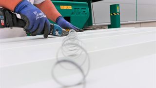 Beim Spenglerbetrieb Lerchenmüller aus dem Oberallgäu schätzt man sowohl in der Werkstatt als auch auf der Baustelle kabellose Schneidwerkzeuge. Wenn sie dann noch robust und leistungsfähig sind, umso mehr. Trumpf-Akku-Schlitzscheren (hier das Modell Trutool C160) und -Nibbler gehören dazu. (Bild: Trumpf)