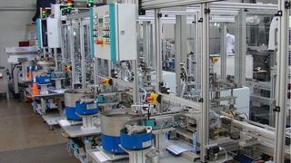 Jedes Modul der Montageanlage ist vollkommen autark und verfügt über eigene Sensorhubs und Master an die die jeweiligen Sensoren und Aktoren angebunden sind (Archiv: Vogel Business Media)