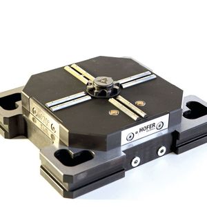 Die Nullpunktspannsysteme «TITAN» von Hofer vereinen alle Anforderungen an ein hochpräzises, universelles und frässtabiles Spannsystem. Schraubstöcke und Spanner können direkt in die Palette integriert werden.(Bild:  Hofer Technics AG)