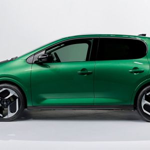 Mit 3,79 Metern Länge gehört der Twingo E-Tech zu einem bislang exklusiven Kreis elektrisch angetriebener Kleinstwagen.(Bild:  Renault)