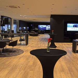 Ihr Wunschfahrzeug wählen die Interessenten über große Touchscreen-Bildschirme aus.(Bild:  Michel/»kfz-betrieb«)