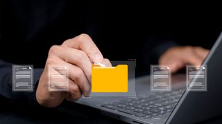 Unternehmen schützen oft Daten, die sie nicht einmal kennen. Data Governance schafft die Transparenz, auf der wirksame Cybersicherheit erst aufbauen kann. (Bild: © Ei - stock.adobe.com)
