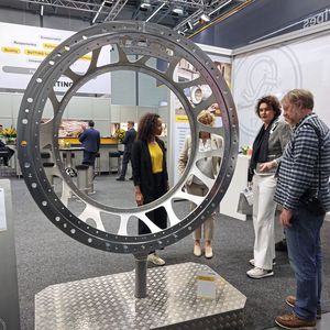 Butting hat ein Prätäzisionsbauteil für die Luftfahrt gezeigt, das als Schweißkonstruktion hergestellt wurde.(Bild:  Finus/VCG)