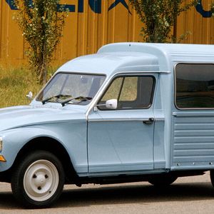 Die Acadiane wurde drei Jahre länger gebaut als die Dyane, die es nie vermochte, den 2CV abzulösen. Die Acadiane wurde ausschließlich angeboten für Länder mit Rechtsverkehr, während die Dyane selbst genau wie der 2CV auch für Länder mit Linksverkehr angeboten wurde. Das Fahrzeug unterschied sich von der Limousine durch einen 135 mm längeren Radstand, ein höheres, feststehendes Dach über den Vordersitzen und den kastenartigen Laderaum ab der B-Säule.(Bild:  Citroën)
