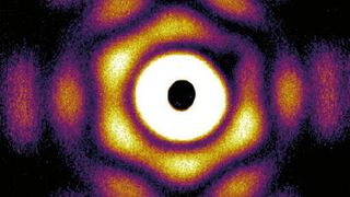 Röntgen-Streubild eines Nanopartikels in Form eines Zwillings-Tetraederstumpfs. (Bild: Hannes Hartmann/Universität Rostock)