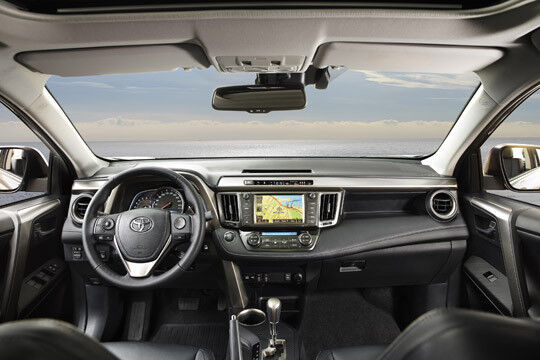 Der Innenraum wirkt aufgeräumt und dank der Soft-Touch-Oberflächen wertig. (Foto: Toyota)