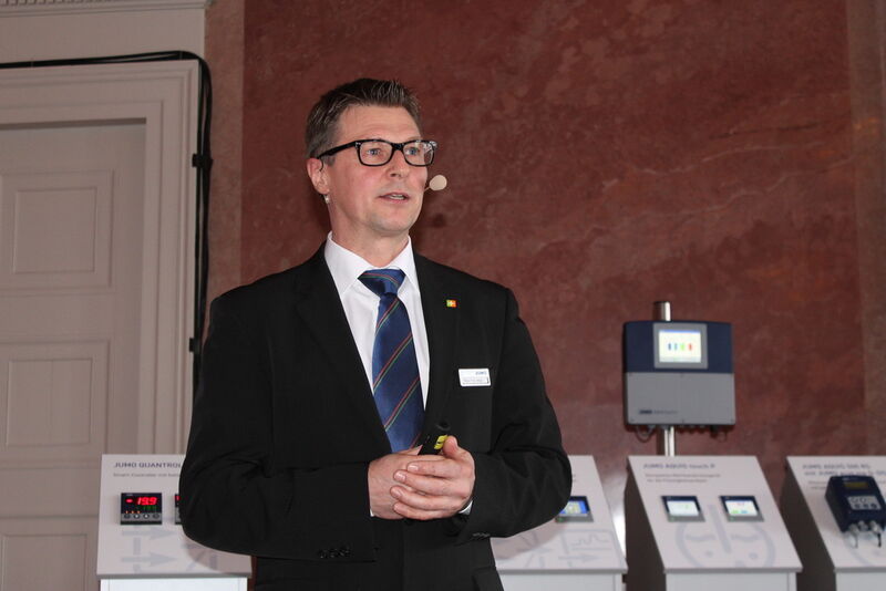 Klaus-Peter Müller, Produktmanager, stellte den Prozessregler Jumo Dicon touch mit Touchscreen vor. (elektrochnik/Kunze)