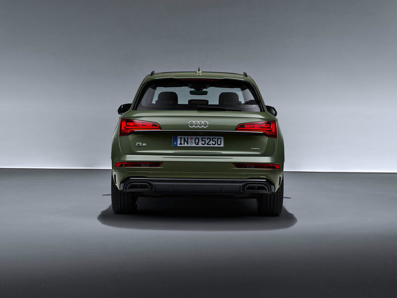 Auffällig am Heck sind die neuen OLED-Rückleuchten, die sich variabel steuern lassen. (Audi)