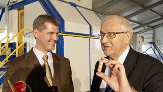 Firmenchef Guido Pusch (links) mit Bundswirtschaftsminister Brüderle. Im Hintergrund die neue, von Pusch entwickelte Pelletieranlage PM 6-28. Bild: Pusch (Archiv: Vogel Business Media)