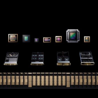 Alles für die KI-Factory: Aus inzwischen 40 Racks besteht der Vera-Rubin-Pod, den der Nvidia-CEO Jensen Huang auf der Nvidia-Hausmesse GTC in Santa Clara vorgestellt hat. Dabei hat der Hersteller inzwischen sieben verschiedene Prozessortypen für unterschiedliche Aufgaben im Einsatz. (Bild: Nvidia)