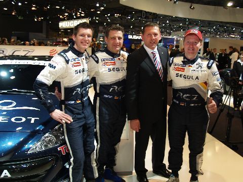 Das Peugeot-Team für das 24-Stunden-Rennen am Nürburgring, zusammen mit Thomas Bauch (v.l.n.r.): Michael Bohrer, Jürgen Nett und Joey Kelly. (Archiv: Vogel Business Media)