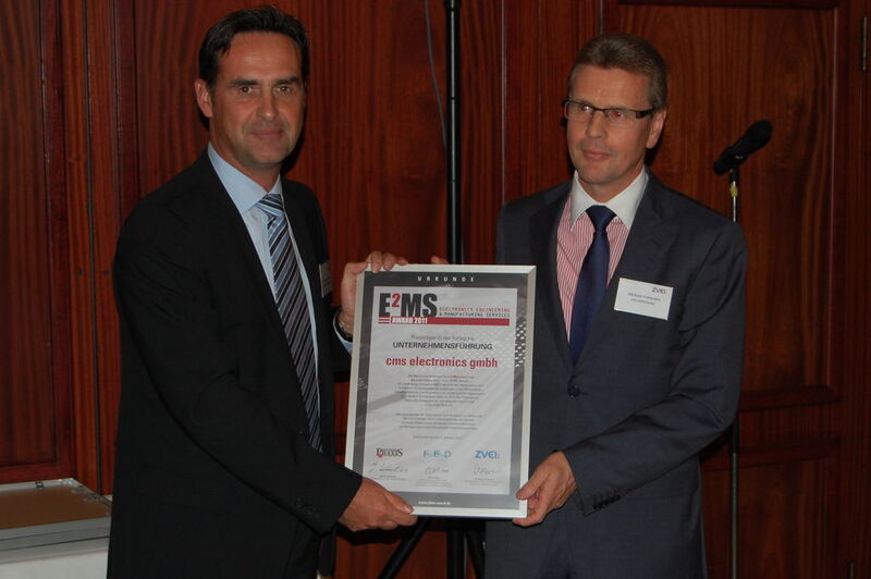 Oliver Riese, Vorstandsvorsitzender des FED verleiht die Award-Urkunde Rüdiger Stahl, Geschäftsführer  TQ-Systems (Archiv: Vogel Business Media)