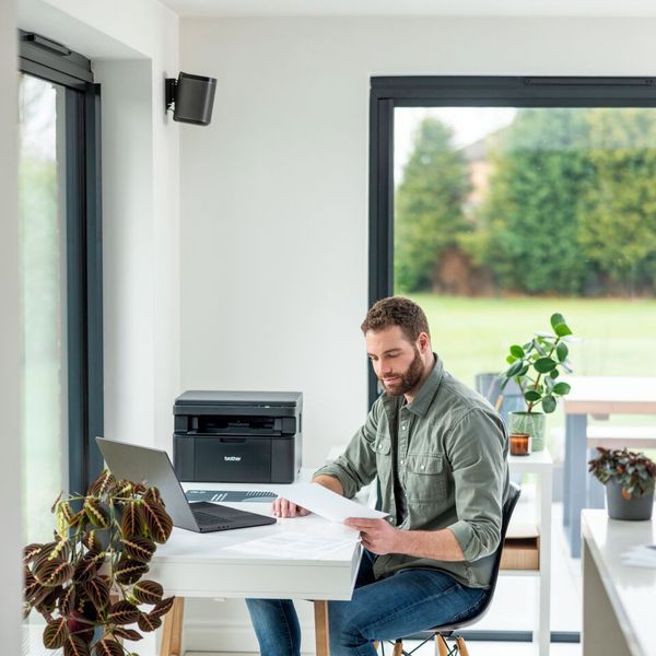 Anwender, die nur gelegentlich scannen, können auf den DCP-L1640W ohne ADF zurückgreifen. Allerdings fehlt hier auch der LAN-Anschluss. (Bild: Brother)