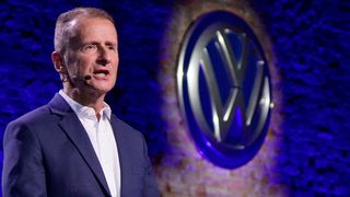 Weil VW bei der Zertifizierung von Automodellen mit dem neuen Abgastest WLTP nicht nachkommt, droht dem Konzern bei Auslieferungen und Gewinn in den kommenden Monaten eine Durststrecke. „Wir werden über drei Monate voraussichtlich 30 bis 50 Prozent weniger Varianten anbieten können“, sagte Herbert Diess in Wolfsburg. (VW)