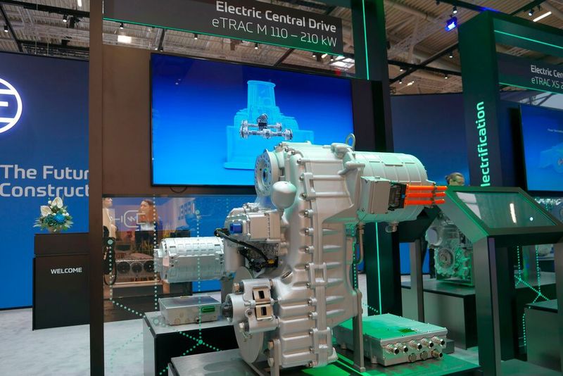 ZF stellte unter anderem sein elektrisches Antriebssystem Etrac vor. Dazu gehört auch die Baureihe eCD 110-210 für mittelgroße Radlader. Es besteht aus einem elektromechanischen Lastschaltgetriebe und je einem E-Motor für Traktion und ePTO. Ein Steuergerät für die Gesamtsystemleistung und das Energiemanagement des Antriebsstrangs ist ebenfalls verbaut. (Bild: Sandro Kipar/VCG)