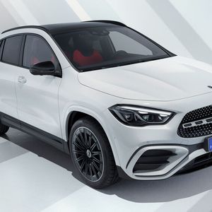 Die Plug-in-Hybridversion 250e des GLA schafft 70 Kilometer elektrisch.(Bild:  Mercedes-Benz)