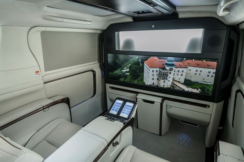 Seiten- und Deckenfenster lassen sich im LM abdunkeln. Auf Knopfdruck verschwindet auch der Fahrer im „Nebel“. (Bild: Lexus)