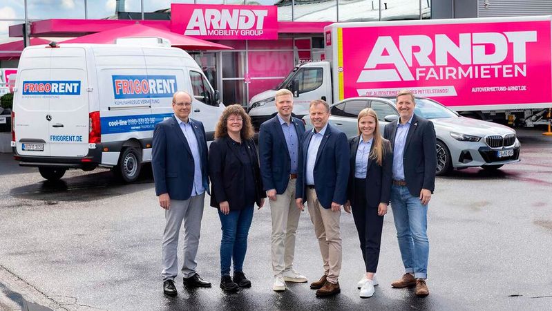 Die Mitglieder der neuen Führungsspitze: (v. l.) Torsten Kroeger, Karin Burger, Moritz Arndt, Matthias Arndt, Katharina Arndt und David Büttner (Bild:  Arndt Automobile)