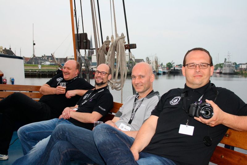 Mario Albrech (EDV Center), Friedrich Zimmer (Systempartner Hagen), Bernd Szarkowski Tegtmeier (emendo) und Mario Gabriel (joneleit) entspannten sitzend an Board..... (Emendo)