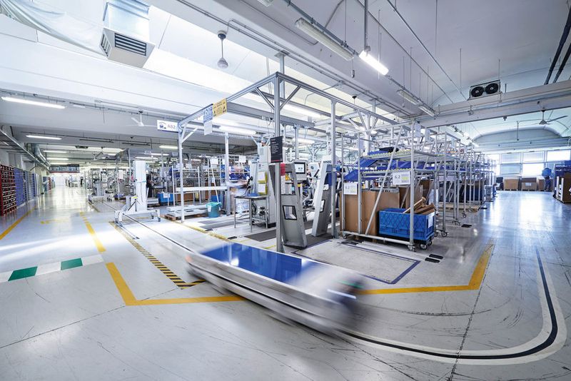 Die Digitalisierung ist in dieser Fabrik von Rittal in Vallegio bereits angekommen. Fast menschenleer übernehmen dort auf dieser Fertigungslinie automatisch, auf festgelegten Routen fahrende Transportwagen die Zuführung von Teilen und von gefertigten Geräten zu den Einzelarbeitsplätzen. (Rittal)