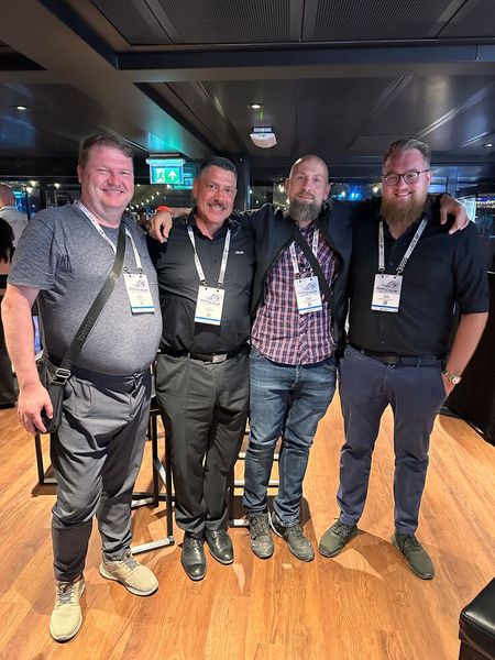 Sven Schlicher (2. v. l. ASUS) fühlt sich von dem Office Partner Team bestens betreut. (Bild: Vogel IT-Medien GmbH)