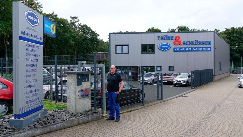 Andreas Thöne (im Bild) und Reiner Schlosser haben einen eindeutigen Anspruch an sich, ihre Arbeit und die ihrer zehn Mitarbeiter. Und der lautet: Kein Kunde wird weggeschickt – zumindest nicht im Hinblick auf dessen Fahrzeug oder die zu erledigende Arbeit. Dennoch sind die beiden Kfz-Unternehmer wählerisch. Der Kunde, der was Preiswertes sucht, der ist nicht ihr Kunde. (Bild: Rosenow – VCG)